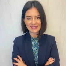 Uzm. Dr. Özlem Eranıl — Nöroloji, İzmir. Portre fotoğrafı.