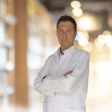 Doç. Dr. Alper Tabanlı — Beyin Ve Sinir Cerrahisi, Buca, İzmir. Portre fotoğrafı.