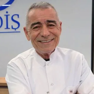Dt. Turhan Kavas — Diş Hekimi, İstanbul. Portre fotoğrafı.