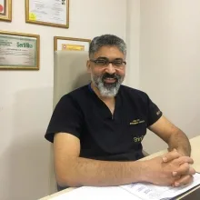 Uzm. Dr. Muhammed Aksoy — Dermatoloji, İstanbul. Portre fotoğrafı.