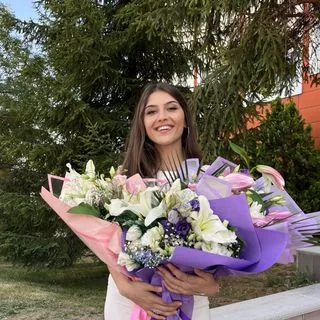 Dyt. Esra Yıldızeli — Diyetisyen. Portre fotoğrafı.
