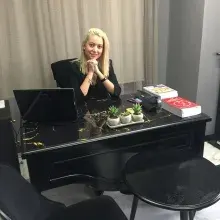 Dyt. Güliz Acarca — Diyetisyen, Adana. Portre fotoğrafı.