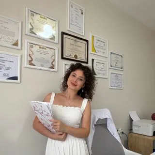 Dyt. Nisa Erdoğan — Diyetisyen, Ankara. Portre fotoğrafı.