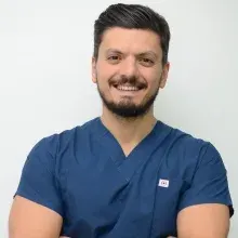 Dr. Dt. Faruk Öğütlü — Ağız Diş Ve Çene Cerrahisi, İstanbul. Portre fotoğrafı.