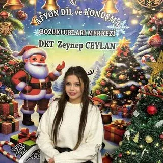 Dkt. Zeynep Ceylan — Dil ve Konuşma Terapisi, Afyonkarahisar. Portre fotoğrafı.