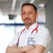 Uzm. Dr. Bülent İpek — Çocuk Sağlığı Ve Hastalıkları, Menemen, İzmir. Portre fotoğrafı.