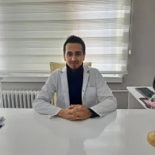 Dt. Aykut Aksoy — Diş Hekimi, Eskişehir. Portre fotoğrafı.