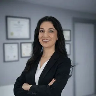 Uzm. Dr. Funda Akın — Psikiyatri, Etimesgut, Ankara. Portre fotoğrafı.