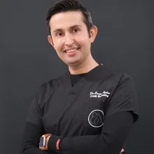 Uzm. Dr. Ersin Aydın — Dermatoloji, İstanbul. Portre fotoğrafı.