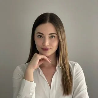 Psk. Ayşenur Tuğ — Psikoloji. Portre fotoğrafı.