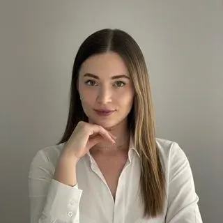 Psk. Ayşenur Tuğ — Psikoloji. Portre fotoğrafı.