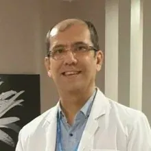 Op. Dr. Mehmet Semih Ayhan — Plastik Rekonstrüktif Ve Estetik Cerrahi, Manisa. Portre fotoğrafı.