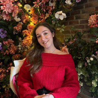 Dkt. Yasemin Koşarer — Dil ve Konuşma Terapisi. Portre fotoğrafı.