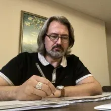 Uzm. Dr. Serkan İslam — Psikiyatri, İstanbul. Portre fotoğrafı.