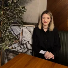 Dkt. Selin Nur Ölmezer — Dil ve Konuşma Terapisi, Eskişehir. Portre fotoğrafı.