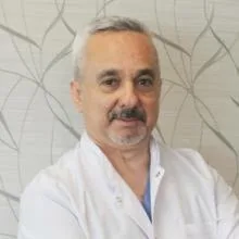 Dr. Kadir Şenses — Radyasyon Onkolojisi, Maltepe, İstanbul. Portre fotoğrafı.