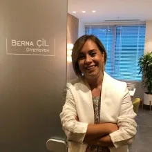 Dyt. Berna Çil — Diyetisyen, İstanbul. Portre fotoğrafı.