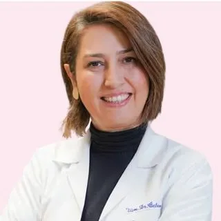 Uzm. Dr. Özlem Şahin — Nöroloji, Ataşehir, İstanbul. Portre fotoğrafı.