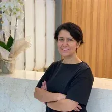 Dt. Filiz Sezgin Sönmez — Diş Hekimi, İstanbul. Portre fotoğrafı.