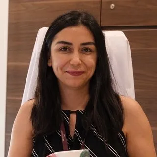 Uzm. Dr. Esra Aslan Koyuncu — Dermatoloji, Mezitli, Mersin. Portre fotoğrafı.