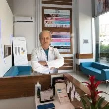 Dt. Muhyettin Yılmaz — Diş Hekimi, İstanbul. Portre fotoğrafı.