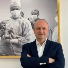 Doç. Dr. Bulat Aytek Şık — İstanbul. Portre fotoğrafı.
