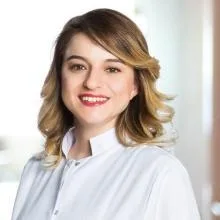 Uzm. Dr. Elif Köşeli — Çocuk Sağlığı Ve Hastalıkları, İstanbul. Portre fotoğrafı.