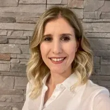 Kl. Psk. Özge Gündoğdu Güzelcan — Psikoloji, İzmir. Portre fotoğrafı.