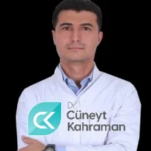 Uzm. Dr. Cüneyt Kahraman — İç Hastalıkları. Portre fotoğrafı.