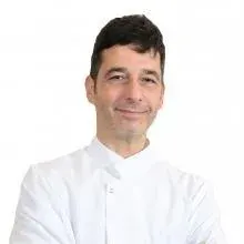 Op. Dr. Emin Ağaoğlu — Göğüs Cerrahisi, Beykoz, İstanbul. Portre fotoğrafı.