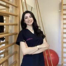 Uzm. Fzt. Eda Arzık — Fizyoterapi Ve Rehabilitasyon, İstanbul. Portre fotoğrafı.