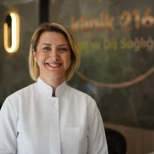 Dt. İzbel Dönmez Akşit — Diş Hekimi, İstanbul. Portre fotoğrafı.