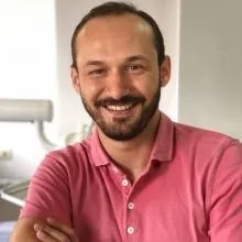 Dt. Özgür Gürsel — Diş Hekimi, Denizli. Portre fotoğrafı.