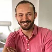 Dt. Özgür Gürsel — Diş Hekimi, Denizli. Portre fotoğrafı.