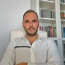 Kl. Psk. Arslan Aygun — Psikoloji, İzmir. Portre fotoğrafı.