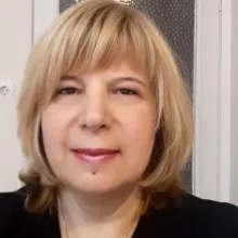 Dr. Ebru Uysal — Akupunktur, İstanbul. Portre fotoğrafı.
