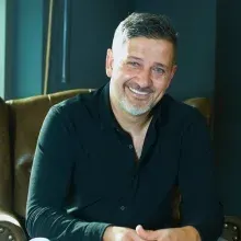 Doç. Dr. İsmail Özsan — İzmir. Portre fotoğrafı.