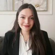 Kl. Psk. Ecem Erdem — Psikoloji, İstanbul. Portre fotoğrafı.