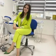 Dt. Ayça Uslu — Diş Hekimi, Balıkesir. Portre fotoğrafı.