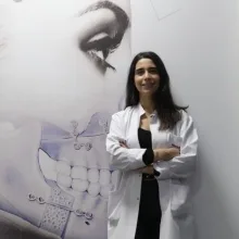 Dt. Cemre Uçmak — Diş Hekimi, Adana. Portre fotoğrafı.