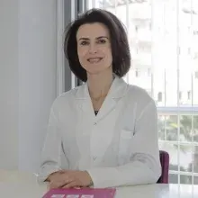 Uzm. Dr. Meltem Şentürk — Dermatoloji, Antalya. Portre fotoğrafı.