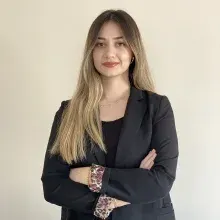 Dyt. Nisa Nur Çetin — Diyetisyen, İstanbul. Portre fotoğrafı.