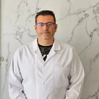 Dr. Koray Mutlu İyibilek — Sertifikalı Medikal Estetik, İstanbul. Portre fotoğrafı.