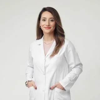 Op. Dr. Meryem Top — Kadın Hastalıkları Ve Doğum, İstanbul. Portre fotoğrafı.