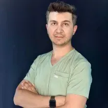 Uzm. Dt. Muhammed Raşid Göksu — Kayseri. Portre fotoğrafı.