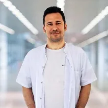 Dt. Hüseyin Rezai — Diş Hekimi, Kartal, İstanbul. Portre fotoğrafı.