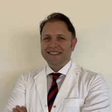 Uzm. Dr. Serdar Çatav — İstanbul. Portre fotoğrafı.