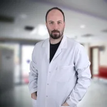 Uzm. Dr. Mustafa Gönençer — Kardiyoloji, Konak, İzmir. Portre fotoğrafı.