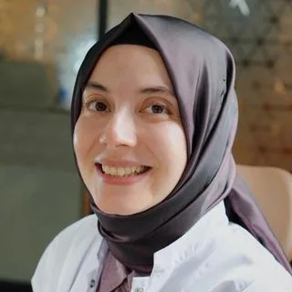 Dt. Kamile Balıkçı — Diş Hekimi, İstanbul. Portre fotoğrafı.