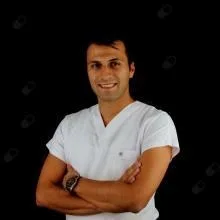 Dt. Arman Kömür — Diş Hekimi, Bursa. Portre fotoğrafı.